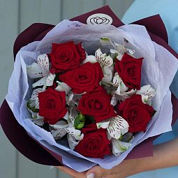 Букет из 7 красных роз 35-40 см (Россия) и 4 белых альстромерий