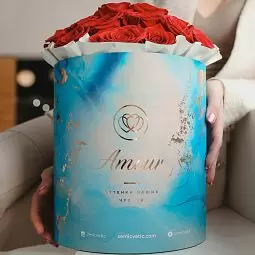 Букет в голубой шляпной коробке Amour из 33 красных роз Freedom (Эквадор)