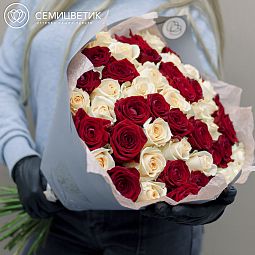 Букет из 51 красной и кремовой розы 60 см (Россия)
