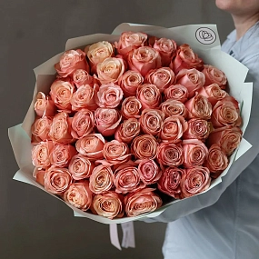 Букет из 51 пионовидной розы Kahala 50 см (Эквадор) в зеленой пленке