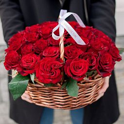 Композиция из 35 красных с темной каймой роз Магия (Россия) в корзине