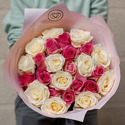 Букет из 25 розовой и белой розы 60 см (Россия)