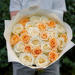 Букет из 25 белой и кремовой розы 50 см (Россия)