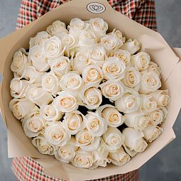Букет из 51 белой розы Vendela 50 см (Эквадор) в кремовой пленке