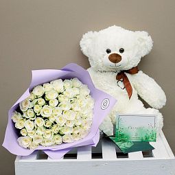 Набор №5: Букет из 51 белой розы (Кения) с медведем и открыткой (выгода - 813 руб)