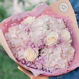 Букет из 3 белых гортензий, 5 белых роз Vendela и розовой гипсофилы в упаковке