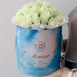 Букет учителю математики  в голубой шляпной коробке Amour Mini из 31 белой розы (Кения)