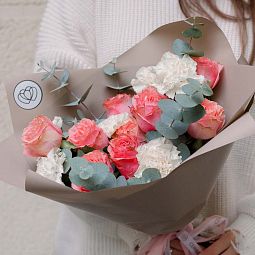 Букет из 9 пионовидных роз Wild Love с гвоздикой и эвкалиптом в розовой пленке