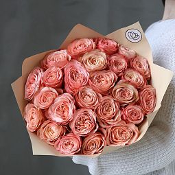 Букет из 25 персиковых пионовидных роз Kahala 50 см (Эквадор) в кремовой упаковке