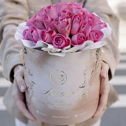 Букет в бежевой шляпной коробке Amour Mini из 31 розовой розы (Кения)