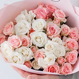 Букет из 15 белых и розовых кустовых роз микс (Эквадор) 40 см в розовой пленке