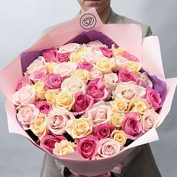 Букет из 51 розовой, нежно-розовой и кремовой розы 60 см (Россия)
