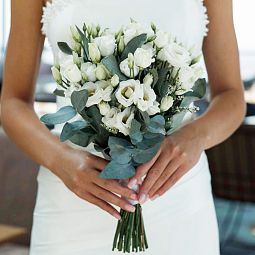 Свадебный букет из белых лизиантусов и эвкалипта