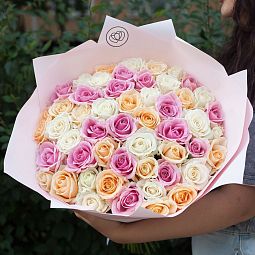 Букет из 51 розы 50 см нежный микс (Россия) в розовой пленке