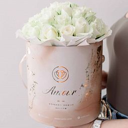 Букет в бежевой шляпной коробке Amour Mini из 31 белой розы (Кения)