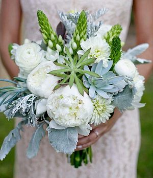Бело-зеленый свадебный букет Свадебный  из пионов, орнитогалума и суккулентов