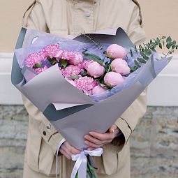 Букет из 9 розовых гвоздик и 7 розовых пионов Standart Plus с зеленью в сиреневой пленке