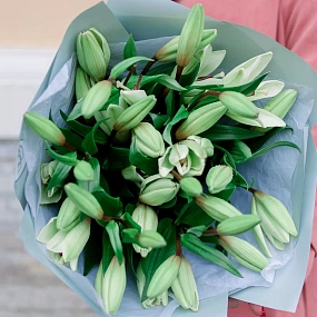 Букет из 7 белых лилий азиатка в голубой пленке