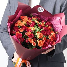 Букет из 23 красных и оранжевых кустовых роз 40 см (Кения)