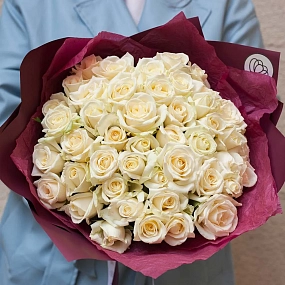 Букет из 45 белых роз 35-40 см (Россия) в бордовой пленке