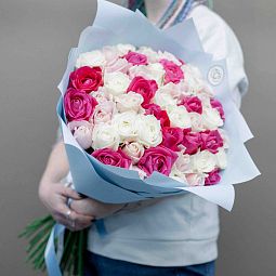 Букет из 51 белой, малиновой и нежно-розовой розы 70 см (Россия)