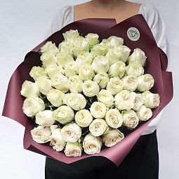 Букет из 51 белой пионовидной розы Titanium 40 см