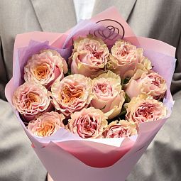 Букет из 11 розовых пионовидных роз Mabella 40 см с фисташкой