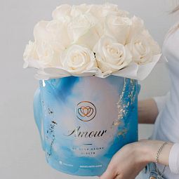 Букет в голубой шляпной коробке Amour Mini из 25 белых роз Vendela (Эквадор) 