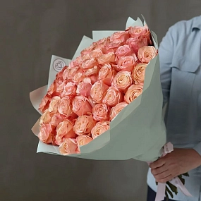 Букет из 51 пионовидной розы Kahala 50 см (Эквадор) в зеленой пленке