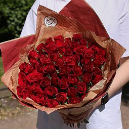 Большой букет учителю  из 51 красной розы 40 см (Кения) в голубой пленке