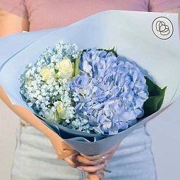 Бело-голубой свадебный букет  из гортензии, гипсофилы и белой розы в голубой пленке