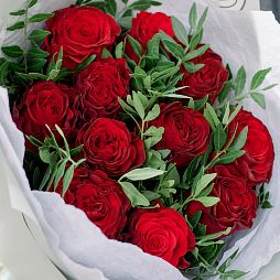 Букет из 11 красных пионовидных роз Hearts 40 см с фисташкой