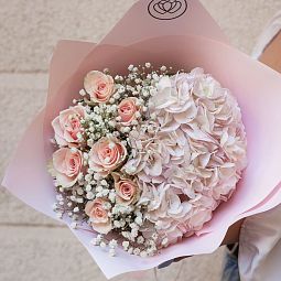 Букет из гортензии, гипсофилы и розы в розовой пленке