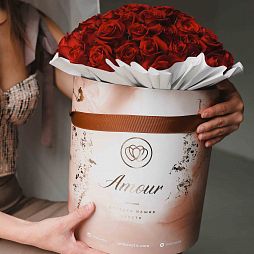 Букет в бежевой шляпной коробке Amour из 51 красной розы (Кения)