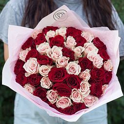 Букет из 51 красной и нежно-розовой розы 30 см (Кения) 