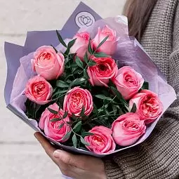 Букет из 11 розовых пионовидных роз Pink Expression 50 см с фисташкой