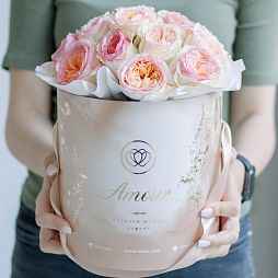 Букет в бежевой шляпной коробке Amour Mini из 21 персиковой пионовидной розы Flash Back