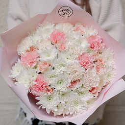 Букет из нежно-розовой розы, гвоздикии хризантемы в розовой пленке
