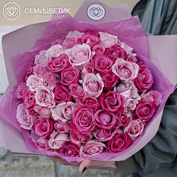 Букет из 51 белой, коралловой и нежно розовой розы 35-40 см (Россия)