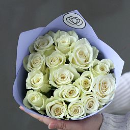 Букет цветов учителю из 15 белых роз 40 см (Кения) в сиреневой пленке