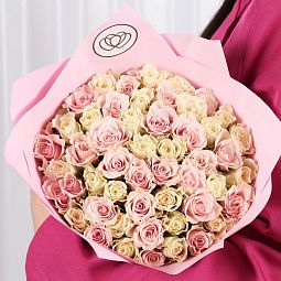 Букет из 51 белой и нежно-розовой розы 40 см (Кения) в розовой пленке
