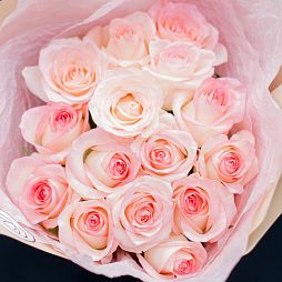 Букет из 15 белых с розовой каймой роз Джамиля 35-40 см (Россия)
