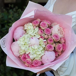 Букет из 5 пионов Premium, 3 кустовых пионовидных розовых роз и белой гортензии