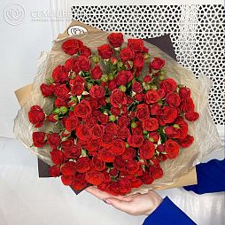 Букет учителю физкультуры  из 25 красных кустовых роз 40 см (Кения) в бордовой пленке