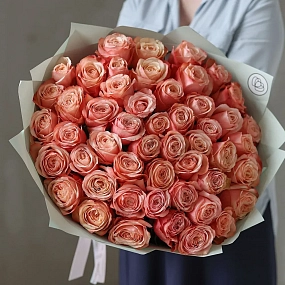 Букет из 51 пионовидной розы Kahala 50 см (Эквадор) в зеленой пленке