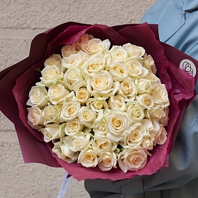 Букет из 45 белых роз 35-40 см (Россия) в бордовой пленке