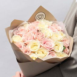 Букет из 25 белых и розовых розы 35-40 см (Россия)