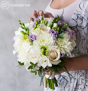 Бело-фиолетовый свадебный букет Свадебный  из пионов, роз и георгинов
