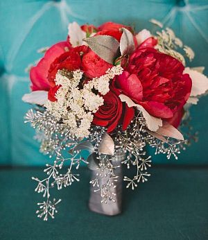Свадебный букет из роз и пионов