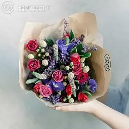 Букет из ирисов, лизиантуса и тюльпанов в кремовой пленке